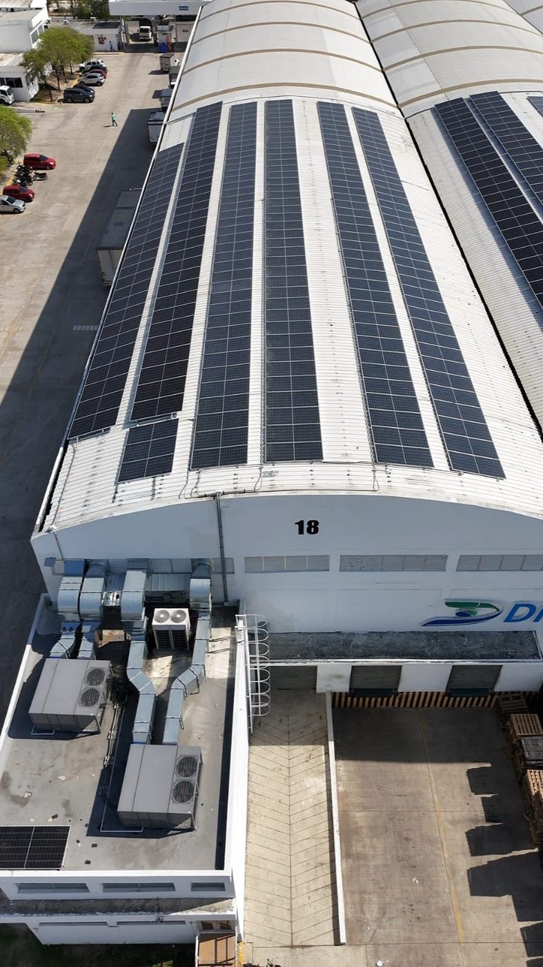 Instalación solar de EcoEnergy en cubierta industrial, vista aérea