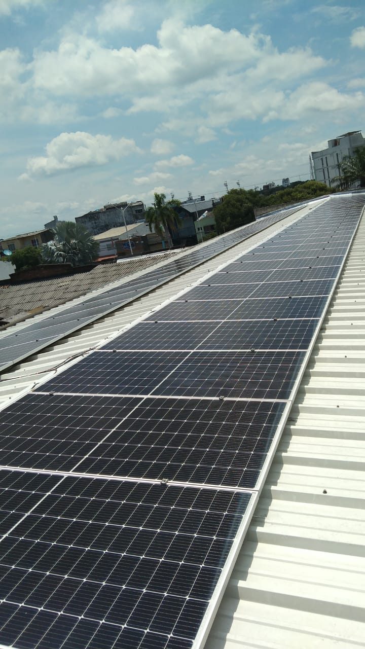 Instalación solar de EcoEnergy en cubierta comercial